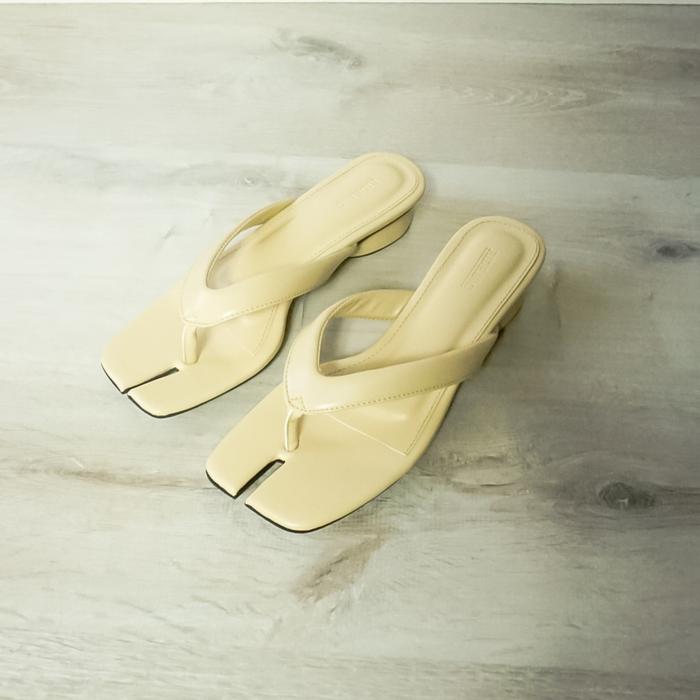 Huri Tabi Sandals